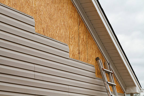 Professional Vinyl Siding technician working in Carnegie, PA